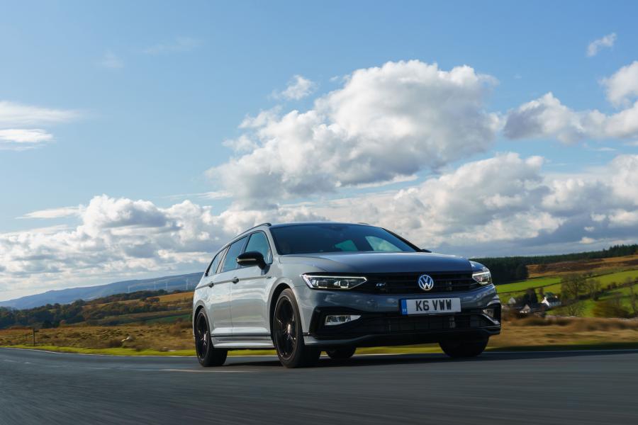  Volkswagen Passat Estate R-Line Edition (B8) 2019 года  (UK) (фото 8 из 31)